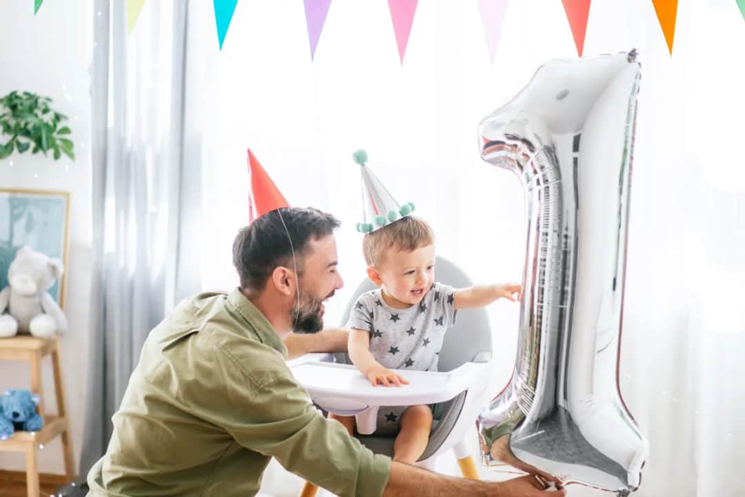 Co się kładzie dziecku na roczek? Odkryj symbolikę tradycyjnych przedmiotów