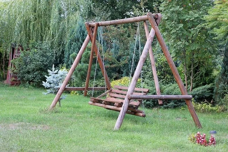 Jak zrobić drewnianą huśtawkę ogrodową – wymiary i konstrukcja krok po kroku
