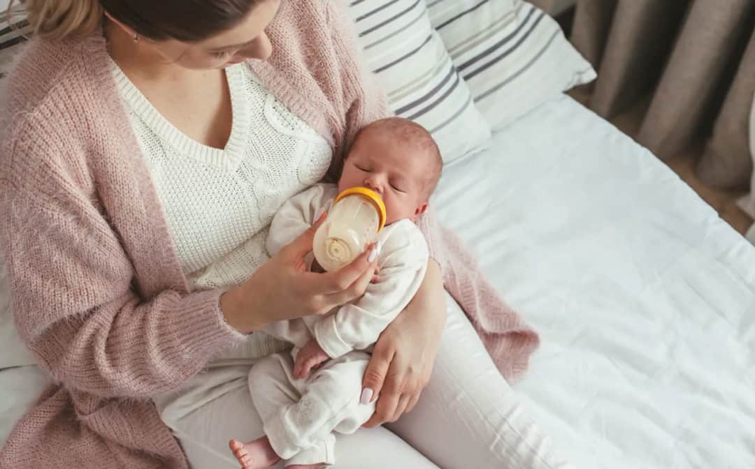 Jak trzymać dziecko do karmienia butelką, by uniknąć problemów z ssaniem