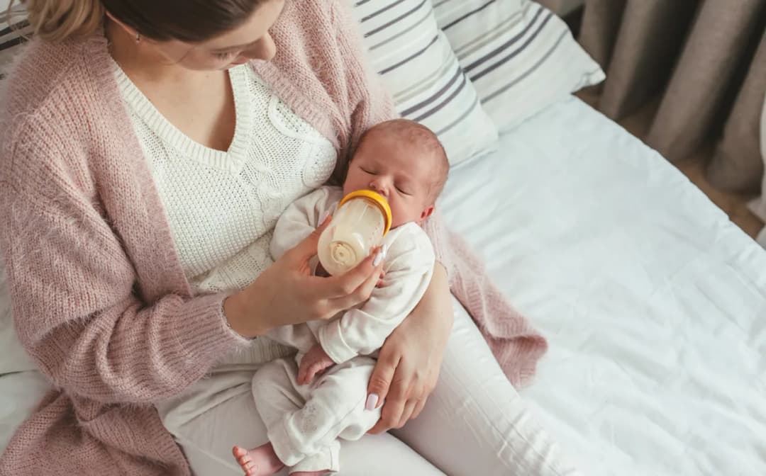 Jak trzymać dziecko do karmienia butelką, by uniknąć problemów z ssaniem