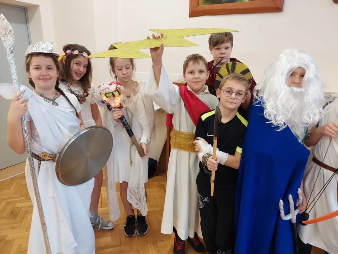 Jak zrobić strój Zeusa: proste kroki do idealnego kostiumu