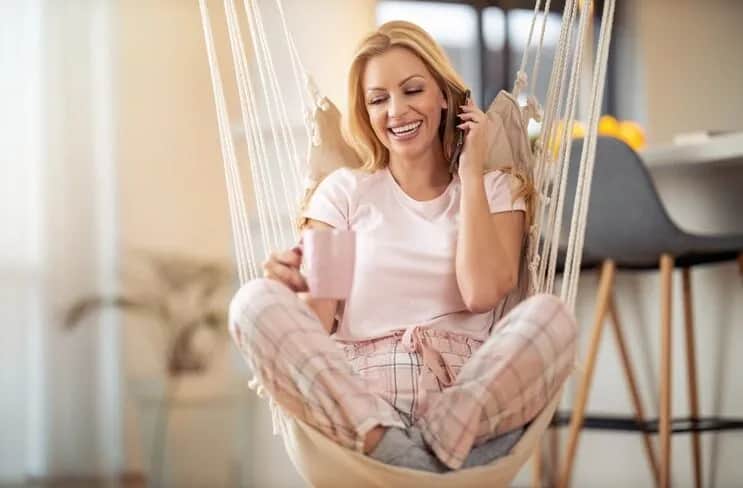 Jak zawiesić huśtawkę do sufitu - bezpieczne sposoby i porady