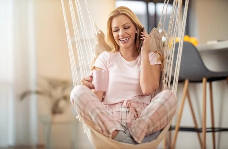 Jak zawiesić huśtawkę do sufitu - bezpieczne sposoby i porady