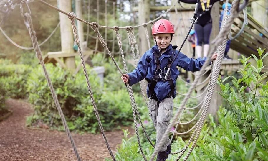 Bezpieczny park linowy dla małych dzieci - atrakcje i zasady bezpieczeństwa