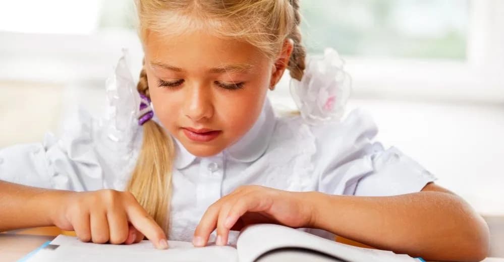 Jak uczyć czytać dziecko z dysleksją – skuteczne metody i strategie