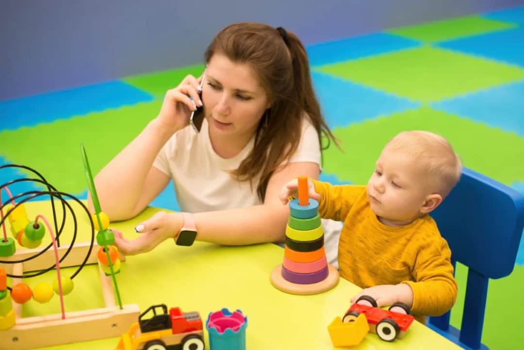 Opiekunka dziecięca gdzie może pracować – poznaj najlepsze miejsca zatrudnienia