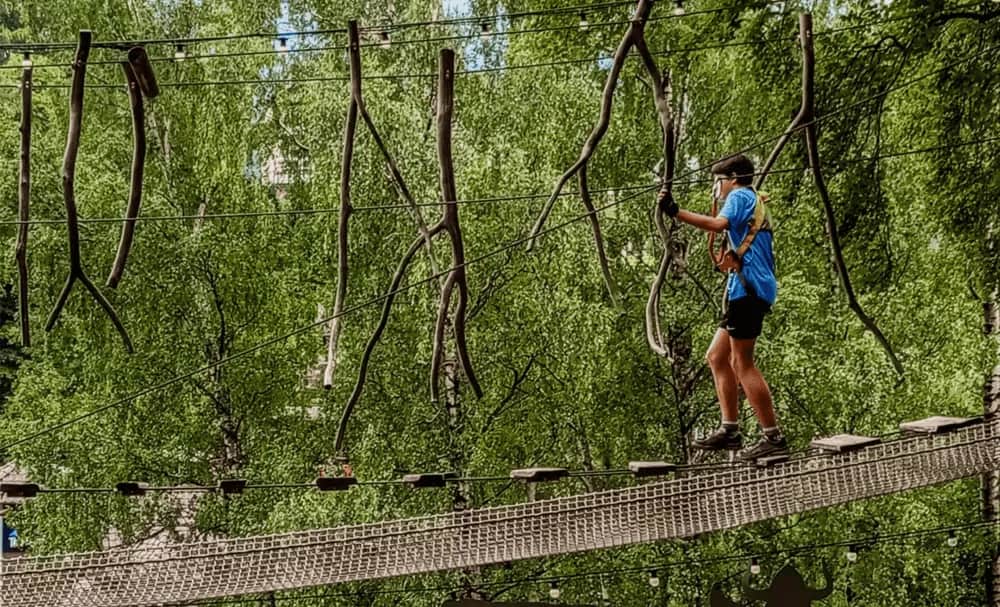 Park linowy Jelenia Góra – emocjonujące trasy i niezapomniane wrażenia