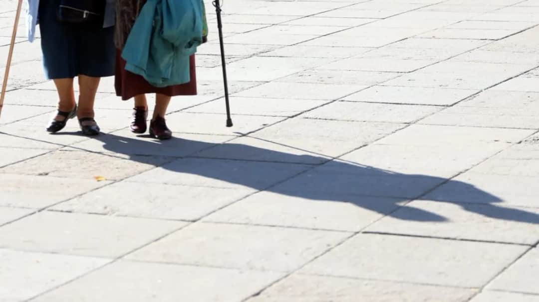 Ile kosztuje opiekunka? Poznaj ukryte koszty i stawki w Polsce