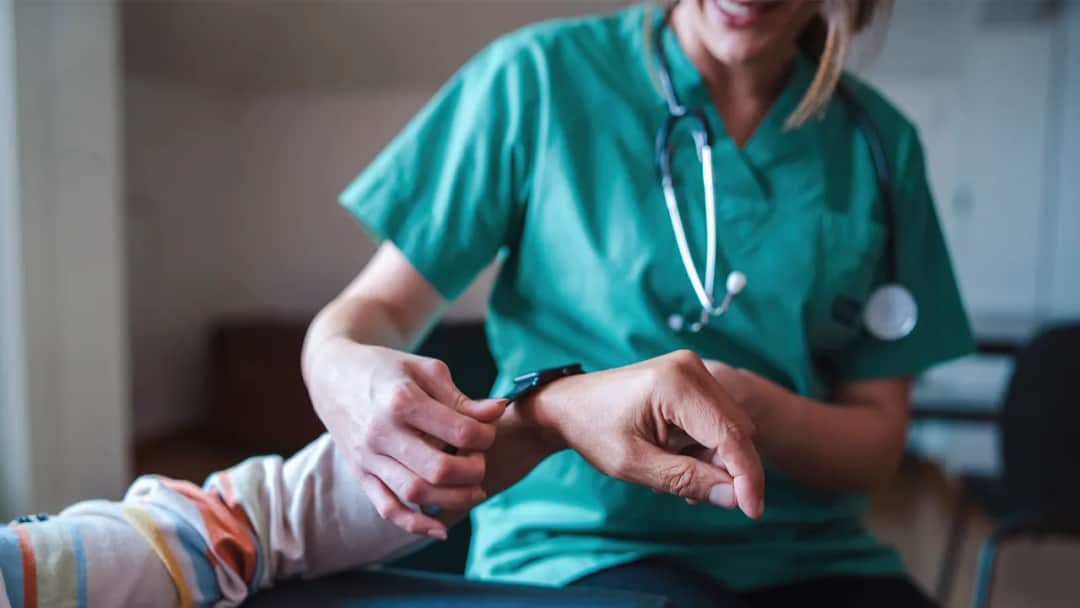 Opiekunka z MOPS komu przysługuje - poznaj kryteria i wymagania