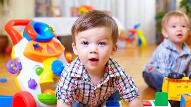 Żłobek czy niania – co wybrać, aby zapewnić dziecku najlepszą opiekę?