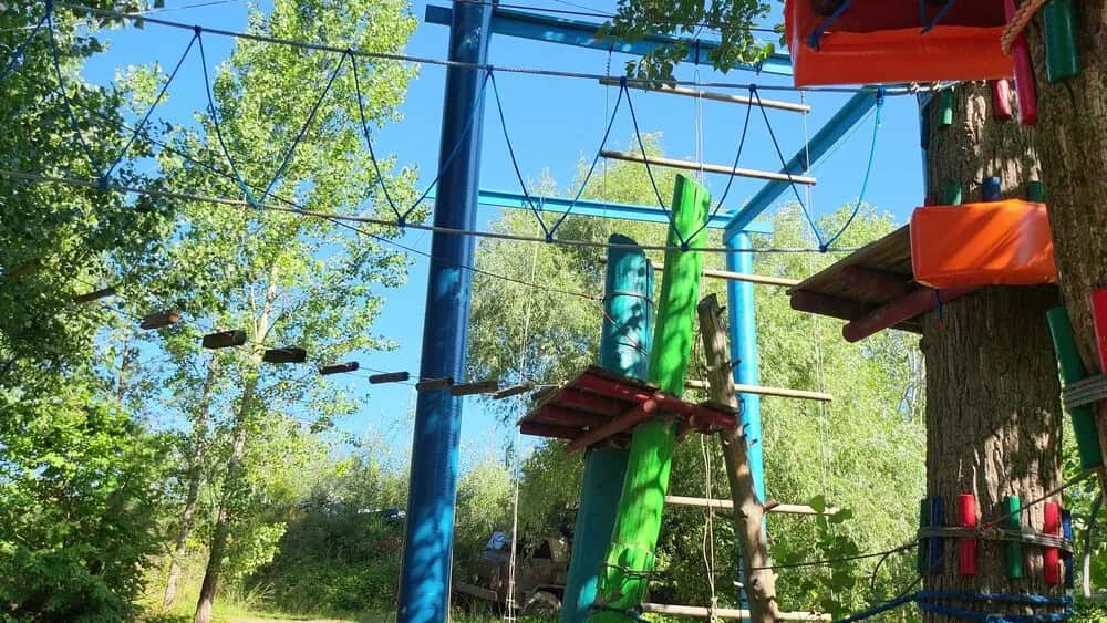 Park Linowy Revolta - emocjonujące trasy i bezpieczeństwo na wybrzeżu