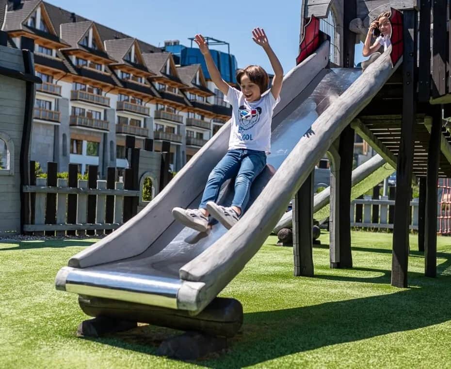 Najlepsze hotele z małpim gajem dla dzieci – bezpieczna zabawa dla maluchów