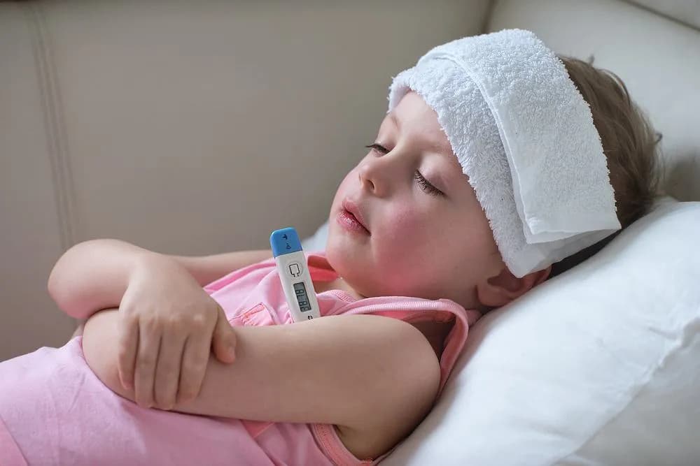 Czy kąpać dziecko z gorączką? Bezpieczne sposoby na ulgę i zdrowie